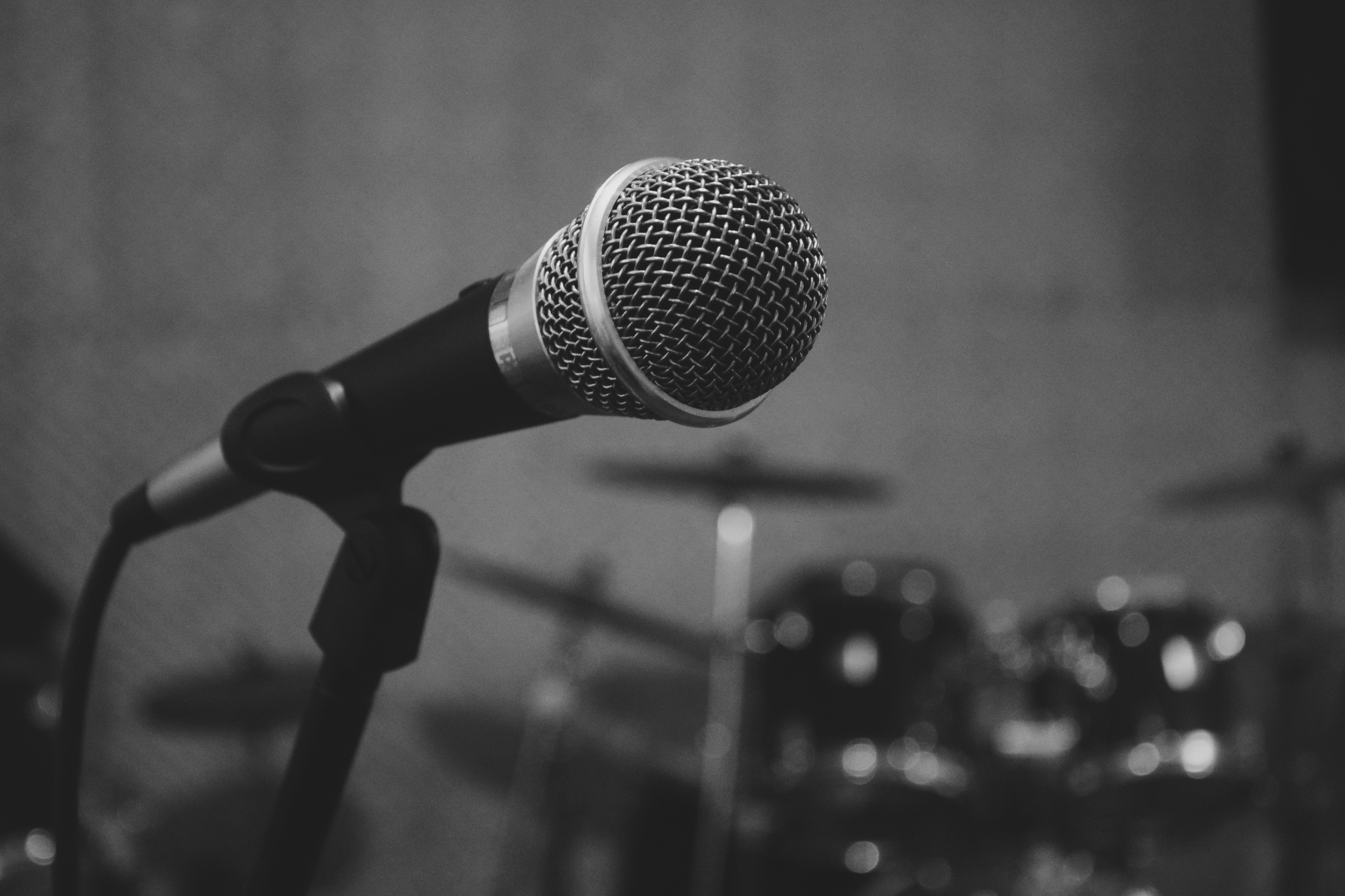 A live microphone in open band setup